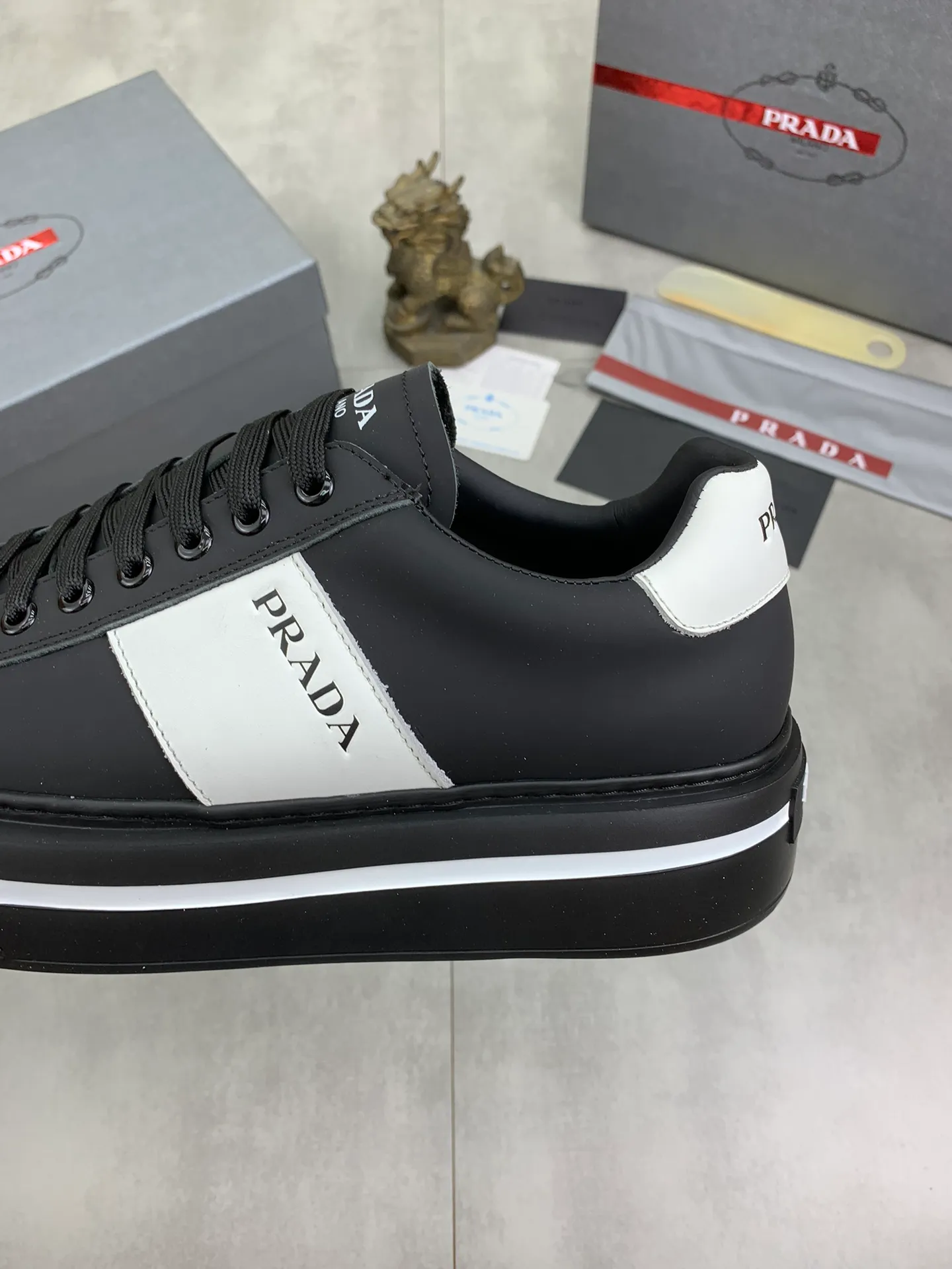 Men's Men's Shoes💰P560💰【New Style】 The latest model of high-quality PRADA classic men's shoes has been launched on the official website in 1:1 replica, synchronized in Hong Kong counters and on the same catwalk; all made of calfskin ➕Imported cowhide lining, 🍡🍡original rubber outsole 1:1 non-slip and wear-resistant; comfortable to wear, attractive style, fine workmanship, and simple and neat shoe last, showing a man's courage and toughness, 👍Number 38 to 44 (45 can be customized) 4⃣️colors🉑️ to choose from